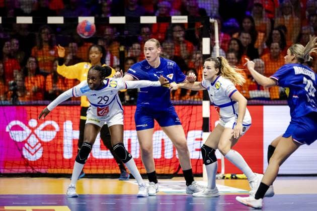 ROTTERDAM - Onacia Ondono (FRA), RomÃ e Maarschalkerweerd (NED), and Clarisse Mairot (FRA) during the group match between France and the Netherlands in the main round of the World Handball Championship in Ahoy Rotterdam. ANP ROBIN VAN LONKHUIJSEN xVIxANPxSportx xxANPxIVx 544365707 originalFilename: 544365707.jpg