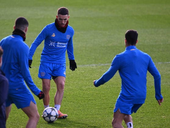 0912 2025, xophax, Football , UEFA Champions League , 2025 2026 , Bayer Leverkusen , Training before the match against Newcastle United Alejandro Grimaldo , center Bayer 04 Leverkusen Leverkusen