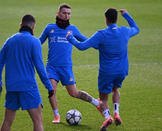 0912 2025, xophax, Football , UEFA Champions League , 2025 2026 , Bayer Leverkusen , Training before the match against Newcastle United Alejandro Grimaldo , center Bayer 04 Leverkusen Leverkusen