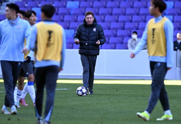HIROSHIMA, JAPAN - DECEMBER 09: Shanghai Shenhua head coach Leonid Slutsky looks on in a training session ahead of the 2025 26 AFC Champions League Elite 6th round match between Shanghai Shenhua and Sanfrecce Hiroshima on December 9, 2025 in Hiroshima, Japan.  Copyright: xZhangxHaohaox 111608715936