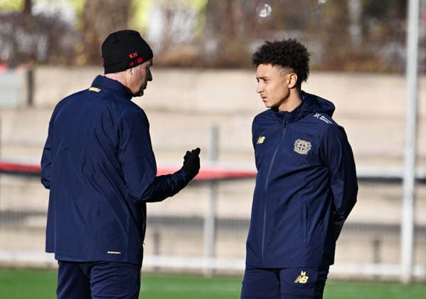 0912 2025, xophax, Football , UEFA Champions League , 2025 2026 , Bayer Leverkusen , Training before the match against Newcastle United Coach Kasper Hjulmand Bayer 04 Leverkusen and Eliesse Ben Seghir, right Bayer 04 Leverkusen Leverkusen