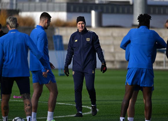 0912 2025, xophax, Football , UEFA Champions League , 2025 2026 , Bayer Leverkusen , Training before the match against Newcastle United Coach Kasper Hjulmand Bayer 04 Leverkusen Leverkusen