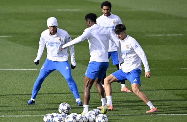 Training session ahead of Real Madrid v Manchester City - UEFA Champions League MADRID, SPAIN - DECEMBER 9: Jude Bellingham (L) of Real Madrid attends the training session ahead of UEFA Champions League week 6 football match against Manchester City at Valdebebas training grounds in Madrid, Spain on December 9, 2025. Burak Akbulut Anadolu Madrid Spain. Editorial use only. Please get in touch for any other usage.  Copyright: x2025xAnadoluxBurakxAkbulutx