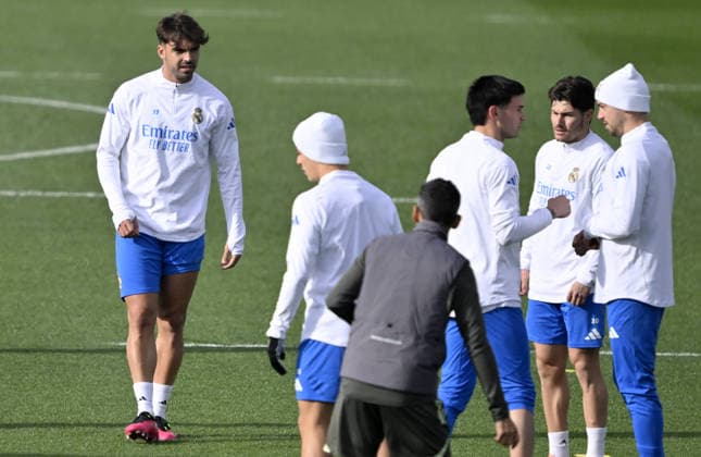 Training session ahead of Real Madrid v Manchester City - UEFA Champions League MADRID, SPAIN - DECEMBER 9: Raul Asencio (L) of Real Madrid attends the training session ahead of UEFA Champions League week 6 football match against Manchester City at Valdebebas training grounds in Madrid, Spain on December 9, 2025. Burak Akbulut Anadolu Madrid Spain. Editorial use only. Please get in touch for any other usage.  Copyright: x2025xAnadoluxBurakxAkbulutx