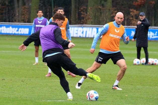 DEU, DFL, 2 FBL Hertha BSC, Training, 09 12 2025, Sportforum, Berlin, DEU, DFL, 2 FBL Hertha BSC, Training, im Bild Sebastian Groenning Hertha BSC Berlin 17 , Toni Leistner Hertha BSC Berlin 37 DFL regulations prohibit any use of Photographs as image sequences and or quasi video nordphotoxGmbHx xEngler nph00076