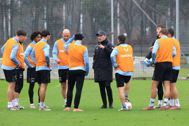 DEU, DFL, 2 FBL Hertha BSC, Training, 09 12 2025, Sportforum, Berlin, DEU, DFL, 2 FBL Hertha BSC, Training, im Bild Cheftrainer Stefan Leitl Hertha BSC Berlin , Hertha Spielerkreis DFL regulations prohibit any use of Photographs as image sequences and or quasi video nordphotoxGmbHx xEngler nph00076