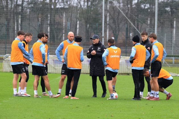 DEU, DFL, 2 FBL Hertha BSC, Training, 09 12 2025, Sportforum, Berlin, DEU, DFL, 2 FBL Hertha BSC, Training, im Bild Cheftrainer Stefan Leitl Hertha BSC Berlin , Hertha Spielerkreis DFL regulations prohibit any use of Photographs as image sequences and or quasi video nordphotoxGmbHx xEngler nph00076
