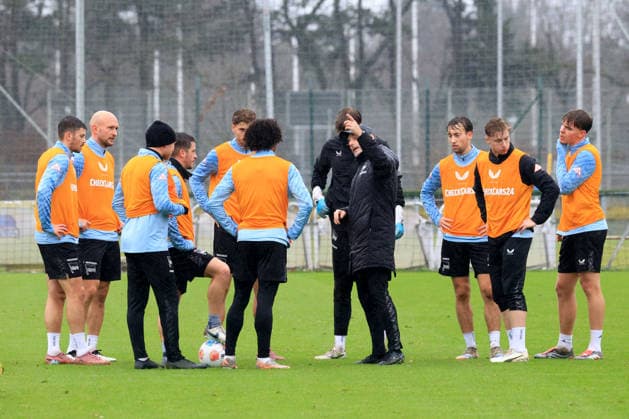 DEU, DFL, 2 FBL Hertha BSC, Training, 09 12 2025, Sportforum, Berlin, DEU, DFL, 2 FBL Hertha BSC, Training, im Bild Cheftrainer Stefan Leitl Hertha BSC Berlin , Hertha Spielerkreis DFL regulations prohibit any use of Photographs as image sequences and or quasi video nordphotoxGmbHx xEngler nph00076