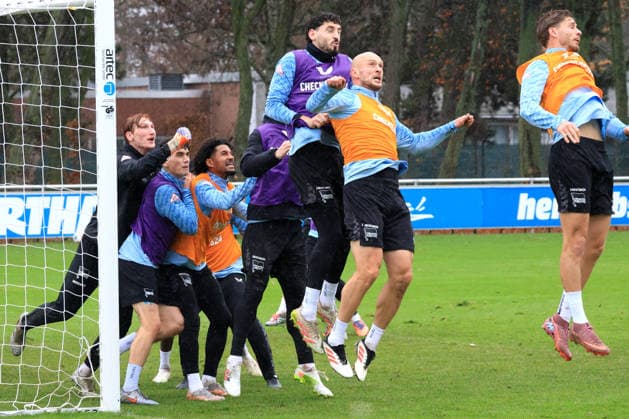 DEU, DFL, 2 FBL Hertha BSC, Training, 09 12 2025, Sportforum, Berlin, DEU, DFL, 2 FBL Hertha BSC, Training, im Bild Strafraum, Toni Leistner Hertha BSC Berlin 37 , Agustn Rogel Hertha BSC Berlin 3 , Konstantin Heide Hertha BSC Berlin 13 , Marton Dardai Hertha BSC Berlin 31 DFL regulations prohibit any use of Photographs as image sequences and or quasi video nordphotoxGmbHx xEngler nph00076
