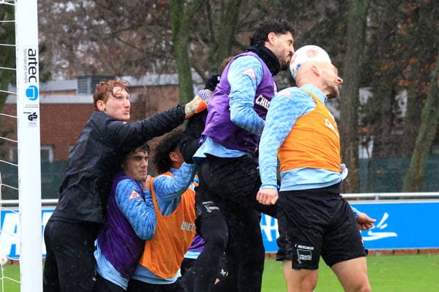 DEU, DFL, 2 FBL Hertha BSC, Training, 09 12 2025, Sportforum, Berlin, DEU, DFL, 2 FBL Hertha BSC, Training, im Bild Strafraum, Konstantin Heide Hertha BSC Berlin 13 , Toni Leistner Hertha BSC Berlin 37 , Agustn Rogel Hertha BSC Berlin 3 DFL regulations prohibit any use of Photographs as image sequences and or quasi video nordphotoxGmbHx xEngler nph00076