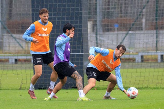 DEU, DFL, 2 FBL Hertha BSC, Training, 09 12 2025, Sportforum, Berlin, DEU, DFL, 2 FBL Hertha BSC, Training, in the picture Marton Dardai Hertha BSC Berlin 31 , Kevin Sessa Hertha BSC Berlin 8 , Tim Hoffmann Hertha BSC Berlin 46 DFL regulations prohibit any use of Photographs as image sequences and or quasi video nordphotoxGmbHx xEngler nph00076