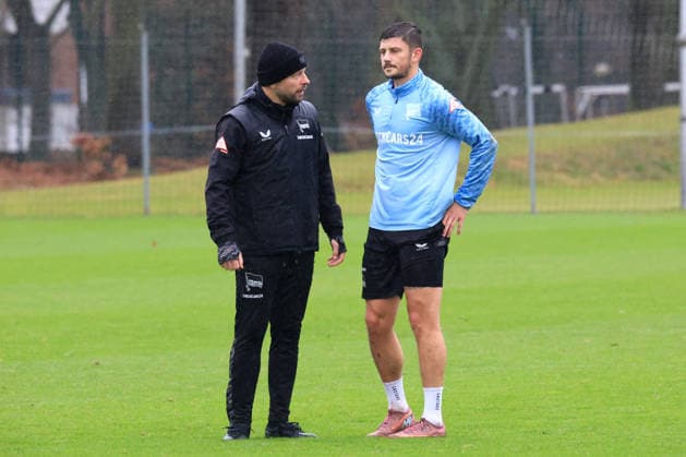 DEU, DFL, 2 FBL Hertha BSC, Training, 09 12 2025, Sportforum, Berlin, DEU, DFL, 2 FBL Hertha BSC, Training, im Bild Co Trainer Patrick Ebert Hertha BSC Berlin , Dawid Kownacki Hertha BSC Berlin 9 DFL regulations prohibit any use of Photographs as image sequences and or quasi video nordphotoxGmbHx xEngler nph00076