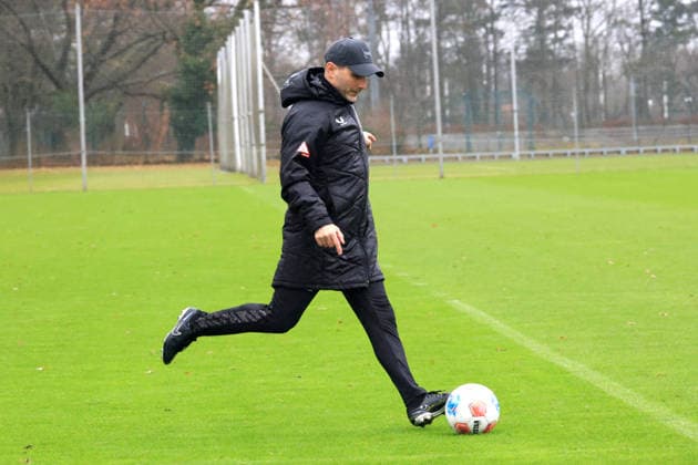 DEU, DFL, 2 FBL Hertha BSC, Training, 09 12 2025, Sportforum, Berlin, DEU, DFL, 2 FBL Hertha BSC, Training, im Bild Cheftrainer Stefan Leitl Hertha BSC Berlin DFL regulations prohibit any use of Photographs as image sequences and or quasi video nordphotoxGmbHx xEngler nph00076