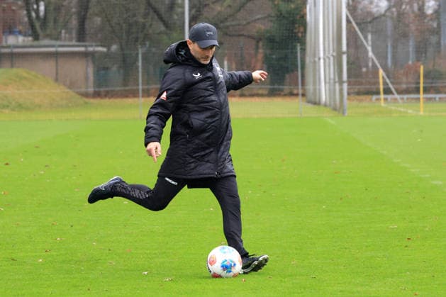 DEU, DFL, 2 FBL Hertha BSC, Training, 09 12 2025, Sportforum, Berlin, DEU, DFL, 2 FBL Hertha BSC, Training, im Bild Cheftrainer Stefan Leitl Hertha BSC Berlin DFL regulations prohibit any use of Photographs as image sequences and or quasi video nordphotoxGmbHx xEngler nph00076