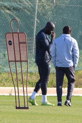 December 9, 2025, Naples, Italy: Napoli s head coach Antonio Conte talks with Napoli™s forward Romelu Lukaku during a training session, in Castel Volturno, south Italy ,9 december . Napoli will face Benfica in their UEFA Champions League match on 10 december 2025 .ANSA CIRO FUSCO. UEFA Champions League Benfica Vs Napoli  - ZUMAa110 20251209_zaf_a110_008 Copyright: xCiroxFuscox