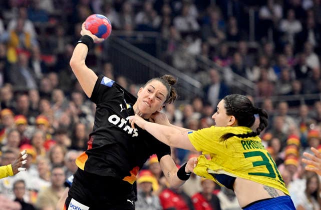 v l Emily Vogel GER , Marcela SANTOS AROUNIAN BRA action, duel, Womens Handball World Championship 2025, quarterfinals Germany GER Brazil BRA , on 09 12 2025 in Dortmund Germany Womens Handball World Championship from 26 11 14 12 2025 in Germany Netherlands Â