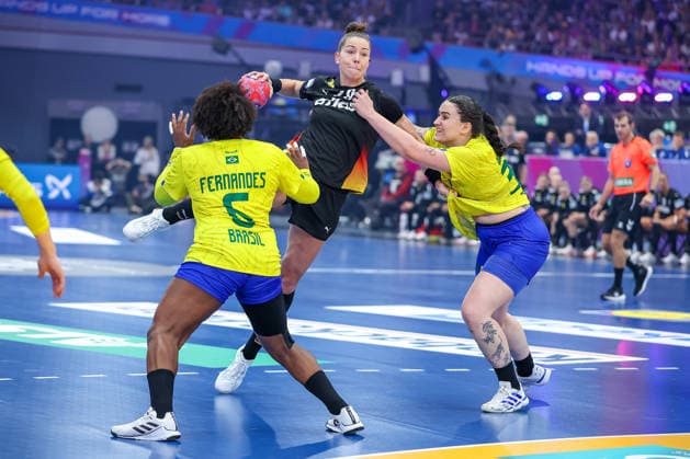 09 12 2025, Handball World Championship Women, quarter-finals, Germany Brazil, 27th IHF Women s Handball World Championship, Westfalenhalle Dortmund Emily Vogel GER 20 in a duel against Mariane Fernandes Brazil 06 Marcela Arounian Brazil 36 North Rhine-Westphalia Germany