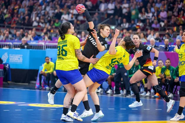09 12 2025, Handball World Championship Women, quarter-finals, Germany Brazil, 27th IHF Women s Handball World Championship, Westfalenhalle Dortmund Alina Grijseels GER 04 in a duel against Marcela Arounian Brazil 36 Jhennifer Lopes Brazil 42 North Rhine-Westphalia Germany