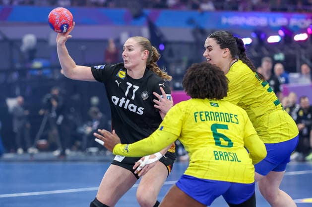 09 12 2025, Handball World Championship Women, quarter-finals, Germany Brazil, 27th IHF Women s Handball World Championship, Westfalenhalle Dortmund Viola Leuchter GER 77 in a duel against Mariane Fernandes Brazil 06 Marcela Arounian Brazil 36 North Rhine-Westphalia Germany