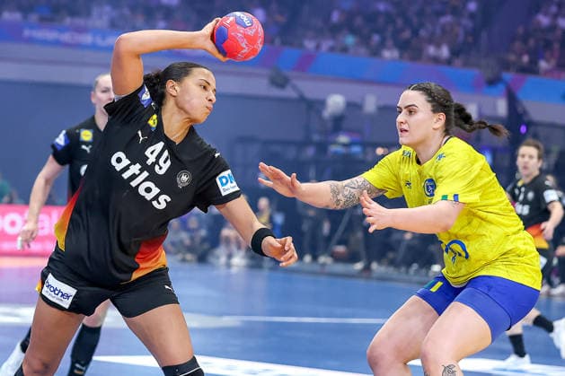 09 12 2025, World Handball Championship Women, quarter-finals, Germany Brazil, 27th IHF Women s Handball World Championship, Westfalenhalle Dortmund Aimee von Pereira GER 49 in a duel against Marcela Arounian Brazil 36 North Rhine-Westphalia Germany