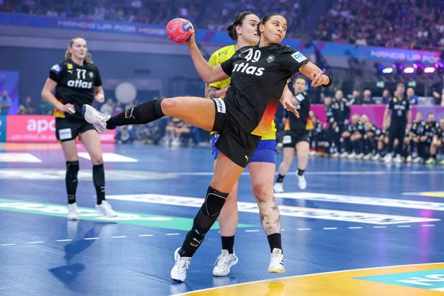 09 12 2025, Handball World Championship Women, quarter-finals, Germany Brazil, 27th IHF Women s Handball World Championship, Westfalenhalle Dortmund Aimee von Pereira GER 49 throwing on goal North Rhine-Westphalia Germany