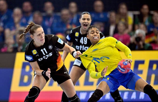 v l Xenia Smits GER , Bruna De Paula BRA action, duel, Womens Handball World Championship 2025, quarterfinals Germany GER Brazil BRA , on 09 12 2025 in Dortmund Germany Womens Handball World Championship from 26 11 14 12 2025 in Germany Netherlands Â