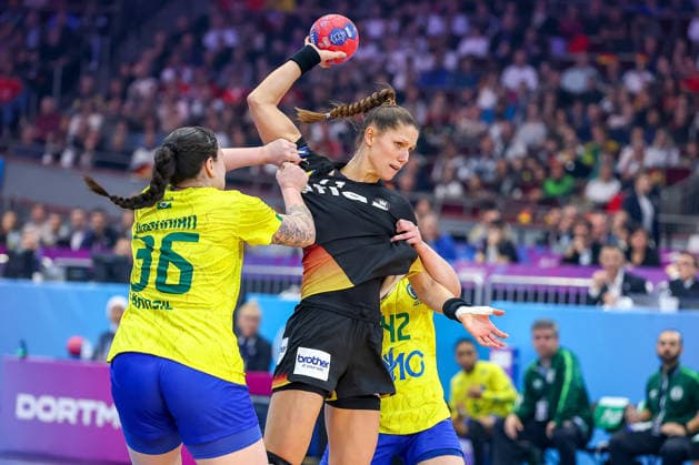 09 12 2025, Handball World Championship Women, quarter-finals, Germany Brazil, 27th IHF Women s Handball World Championship, Westfalenhalle Dortmund Xenia Smits GER 11 in a duel against Marcela Arounian Brazil 36 Jhennifer Lopes Brazil 42 North Rhine-Westphalia Germany