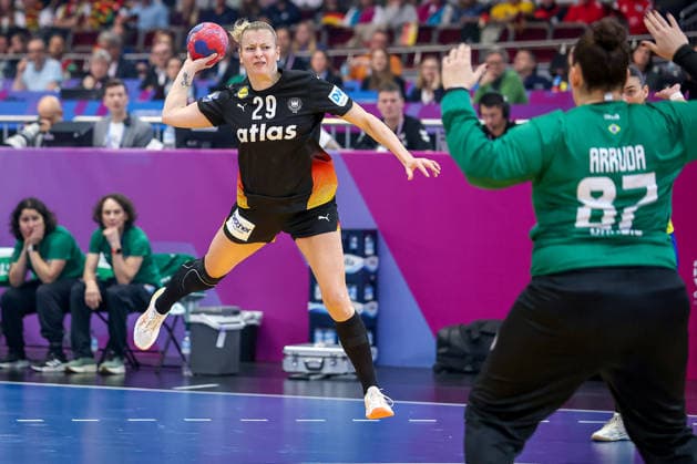 09 12 2025, World Handball Championship Women, quarter-finals, Germany Brazil, 27th IHF Women s Handball World Championship, Westfalenhalle Dortmund Antje Doll GER 29 throwing at the goal of goalkeeper Renata Arruda Brazil 87 North Rhine-Westphalia Germany
