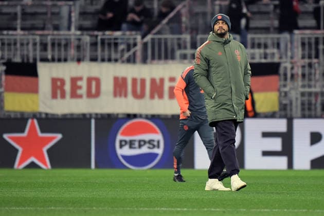 09 12 2025, xemx, Football UEFA Champions League, FC Bayern Muenchen Sporting Lisbon v l Pre-match pitch inspection Coach head coach Vincent Kompany FC Bayern Muenchen DFL DFB REGULATIONS PROHIBIT ANY USE OF PHOTOGRAPHS as IMAGE SEQUENCES and or QUASI VIDEO Muenchen