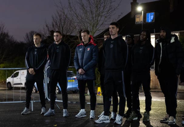 Charlton Athletic v Middlesbrough Sky Bet Championship The Charlton Athletic observe a moment of reflection at the a memorial outside the stadium for Norman Barker known as Headphones Norm before the Sky Bet Championship match at The Valley, London 09 12 2025 UK Newspapers OUT Copyright: xBenxPetersx FIL-22613-0054