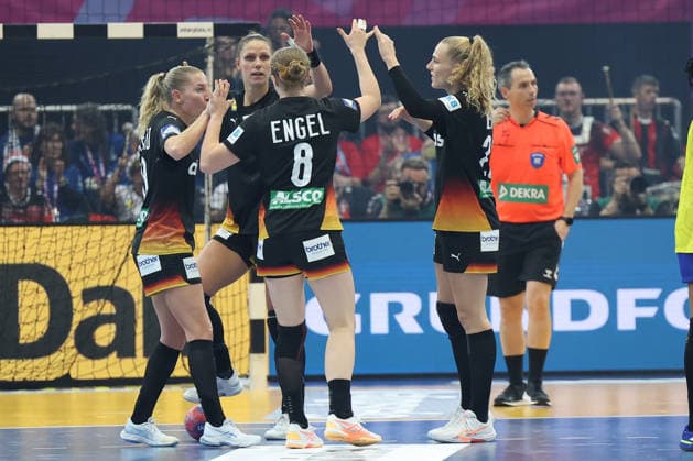 GER, Dortmund, 27th Wommens World Championship 2025, Quarterfinals Quaterfinals, Final Round Germany GER vs Brazil BRA 09 12 2025, Westfalenhalle, Dortmund, GER, Dortmund, 27th Wommens World Championship 2025, Quarterfinals Quaterfinals, Final Round Germany GER vs Brazil BRA , in the picture the Germans are happy that they are ahead after the first half Jenny Behrend Ger 30 , Nina Engel Ger 8 , Xenia Smits Ger 11 , Annika Lott Ger 23 , nordphotoxGmbHx xMeuter nph00351