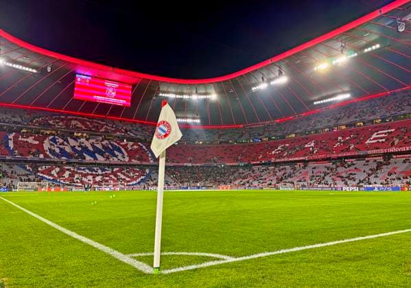 09 12 2025, Football UEFA Championsleague 2025 2026 Preliminary Round 6 Matchday, FC Bayern Munich Sporting Lisbon, in the Allianz Arena Munich The corner flag DFL and DFB regulations prohibit any use of photographs as image sequences and or quasi video