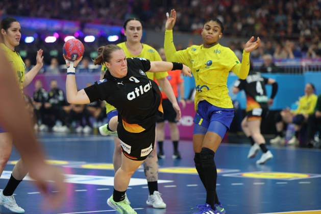 GER, Dortmund, 27th Wommens World Championship 2025, Quarterfinals Quaterfinals, Final Round Germany GER vs Brazil BRA 09 12 2025, Westfalenhalle, Dortmund, GER, Dortmund, 27th Wommens World Championship 2025, Quarterfinals Quaterfinals, Final Round Germany GER vs Brazil BRA , pictured Nina Engel Ger 8 , free in front of the goal nordphotoxGmbHx xMeuter nph00351
