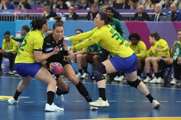 GER, Dortmund, 27th Wommens World Championship 2025, Quarterfinals Quaterfinals, Final Round Germany GER vs Brazil BRA 09 12 2025, Westfalenhalle, Dortmund, GER, Dortmund, 27th Wommens World Championship 2025, Quarterfinals Quaterfinals, Final Round Germany GER vs Brazil BRA , in the picture Emily Vogel Ger 20 , in a duel against Gabriela CLAUSSON BITOLO BRA 30 , nordphotoxGmbHx xMeuter nph00351