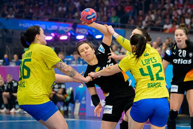 Handball, Womens World Championship, Quarterfinals Germany Brazil from left Marcela Arounian Brazil , Alina Grijseels Germany , Jennifer Lopes dos Santos Brazil Dortmund Westfalenhalle Nordrhein Westfalen Germany
