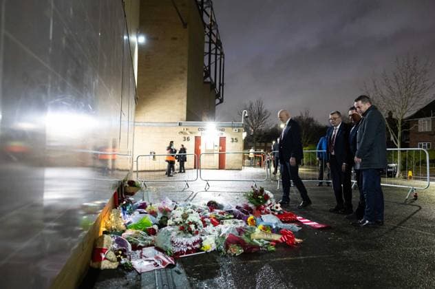 Charlton Athletic v Middlesbrough Sky Bet Championship (Left to right) Former Charlton Athletic players Bob Bolder, Colin Powell, Peter Garland and Charlton Athletic Non-Executive Chair of the Board Gavin Carter observe a memorial outside the stadium for Norman Barker known as Headphones Norm before the Sky Bet Championship match at The Valley, London 09 12 2025 UK Newspapers OUT Copyright: xBenxPetersx FIL-22613-0072