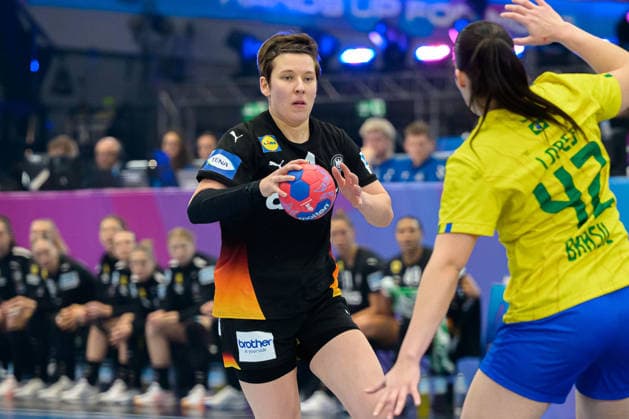Handball, Womens World Championship, quarter-finals Germany Brazil Alina Grijseels Germany , Jennifer Lopes dos Santos Brazil Dortmund Westfalenhalle Nordrhein Westfalen Germany
