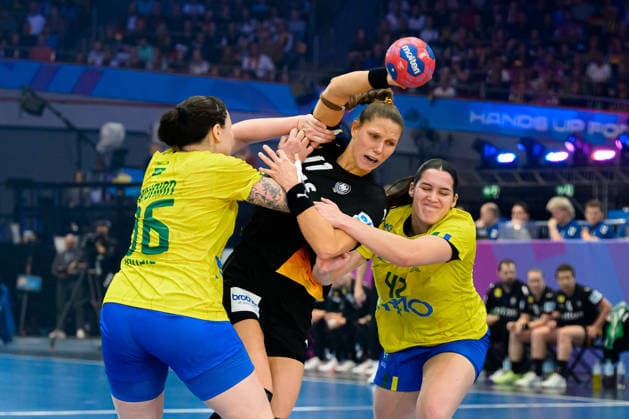 Handball, Womens World Championship, Quarterfinals Germany Brazil from left in duel Marcela Arounian Brazil , Xenia Smits Germany , Jennifer Lopes dos Santos Brazil Dortmund Westfalenhalle Nordrhein Westfalen Germany