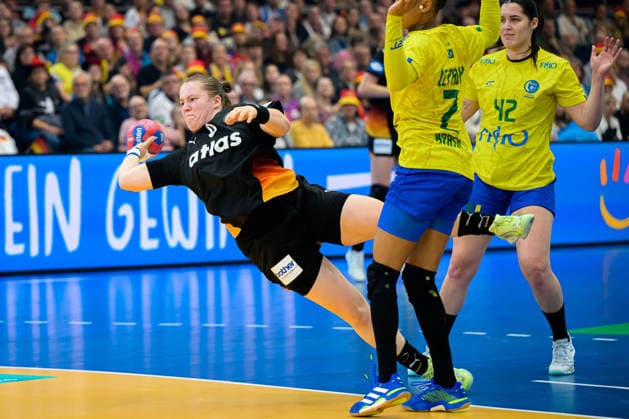 Handball, Womens World Championship, quarter-finals Germany Brazil Lisa Antl Germany , Tamires Araujo Brazil , Jennifer Lopes dos Santos Brazil Dortmund Westfalenhalle North Rhine-Westphalia Germany