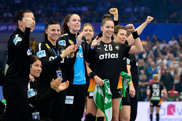 Handball, Womens World Championship, quarter-final Germany Brazil Goalkeeping coach Jasmina Rebmann Jankovic Germany , Goalkeeper Sarah Wachter Germany , Emily Vogel Germany Cheering Joy Emotion Dortmund Westfalenhalle Nordrhein Westfalen Germany