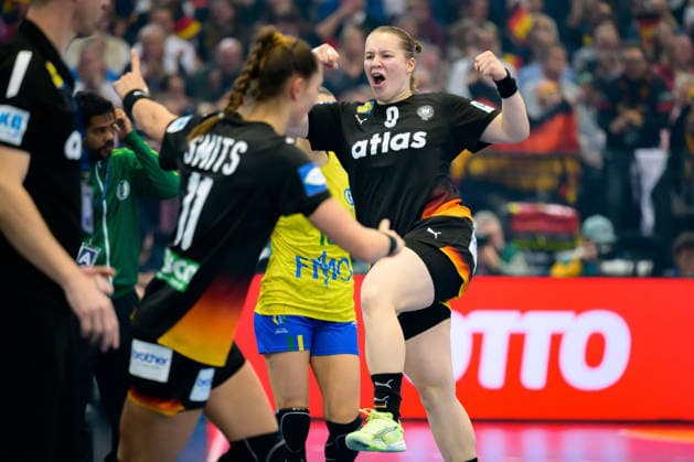 Handball, Womens World Cup, quarter-final Germany Brazil Lisa Antl Germany Cheers Joy Emotion Goal celebration Goalscorer Dortmund Westfalenhalle North Rhine-Westphalia Germany