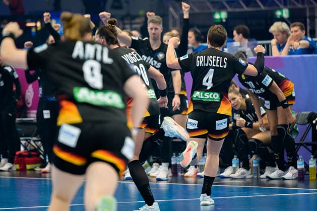 Handball, Womens World Championship, Quarterfinals Germany Brazil Lisa Antl Germany , Alina Grijseels Germany Jubel Freude Emotion Dortmund Westfalenhalle Nordrhein Westfalen Germany