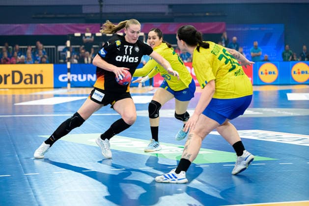 Handball, Womens World Championship, quarter-finals Germany Brazil Viola Leuchter Germany , Marcela Arounian Brazil Dortmund Westfalenhalle Nordrhein Westfalen Germany