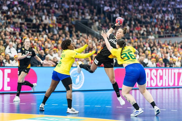 DORTMUND, GERMANY - DECEMBER 9: Emily Vogel (Germany, 20) with the ball, tries to score against Mariane Cristina Oliveira Fernandes (Brazil, 6) and Marcela Santos Arounian (Brazil, 36) during the 27th IHF Women’s World Handball Championship match between Germany vs. Brazil at Westfalenhalle at quarterfinals of the 27th IHF Women’s World Handball Championship on December 9, 2025 in Dortmund, Germany. North Rhine Westphalia Germany Copyright: xBEAUTIFULxSPORTS Wunderlx