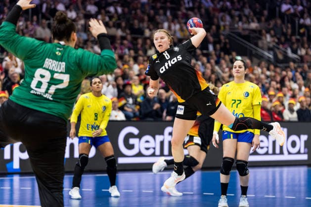 DORTMUND, GERMANY - DECEMBER 9: Nina Engel (Germany, 8) with the ball, tries to score during the 27th IHF Women’s World Handball Championship match between Germany vs. Brazil at Westfalenhalle at quarterfinals of the 27th IHF Women’s World Handball Championship on December 9, 2025 in Dortmund, Germany. North Rhine Westphalia Germany Copyright: xBEAUTIFULxSPORTS Wunderlx