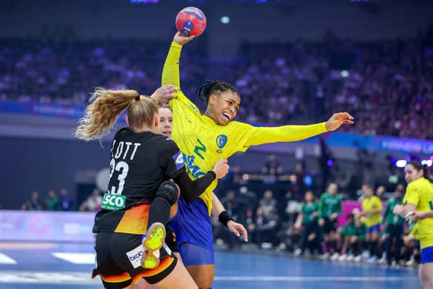09 12 2025, Handball World Championship Women, quarter-finals, Germany Brazil, 27th IHF Women s Handball World Championship, Westfalenhalle Dortmund Bruna de Paula Brazil 02 is tied up in the circle by Annika Lott GER 23 North Rhine-Westphalia Germany