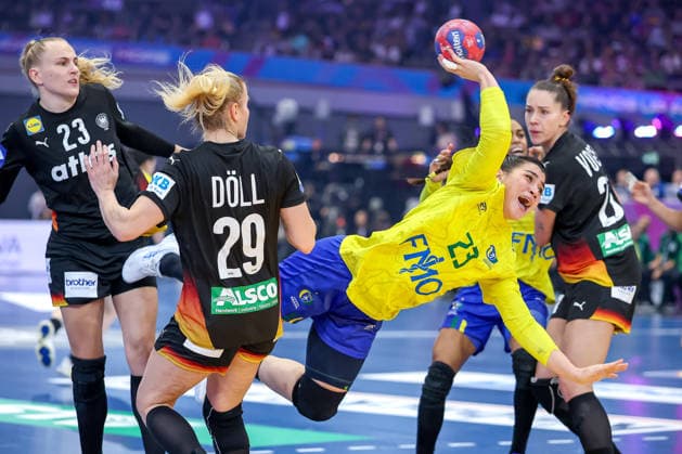 09 12 2025, Handball World Championship Women, quarter-finals, Germany Brazil, 27th IHF Women s Handball World Championship, Westfalenhalle Dortmund Giulia Guarieiro Brazil 23 is tied up in the circle by Antje Doll GER 29 Annika Lott GER 23 and Emily Vogel GER 20 North Rhine-Westphalia Germany