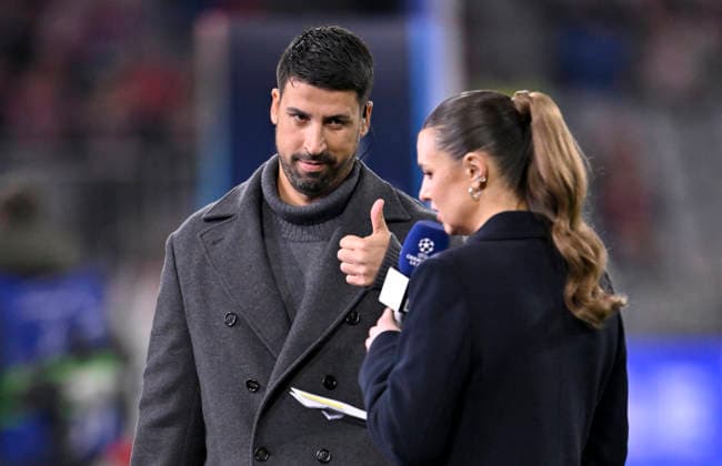 before the start of the match DAZN presenter Laura Wontorra before interview microphone microphone logo with TV expert Sami Khedira gesture gesture thumbs up FC Bayern Muenchen FCB vs Sporting Lisbon SCP matchday 6 09 12 2025 DFL REGULATIONS PROHIBIT ANY USE OF PHOTOGRAPHS AS IMAGE SEQUENCES AND OR QUASI VIDEO FC Bayern Muenchen FCB vs Sporting Lisbon SCPn