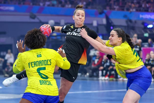 09 12 2025, Handball World Championship Women, quarter-finals, Germany Brazil, 27th IHF Women s Handball World Championship, Westfalenhalle Dortmund Emily Vogel GER 20 in a duel against Mariane Fernandes Brazil 06 Marcela Arounian Brazil 36 North Rhine-Westphalia Germany