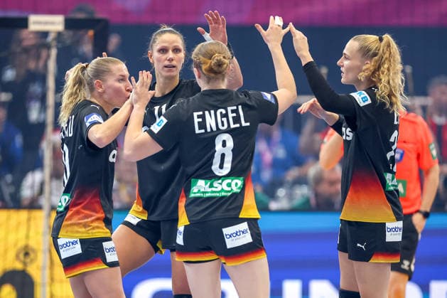 09 12 2025, Handball World Championship Women, quarter-finals, Germany Brazil, 27th IHF Women s Handball World Championship, Westfalenhalle Dortmund Antje Doll GER 29 Xenia Smits GER 11 Nina Engel GER 08 Annika Lott GER 23 cheering on the pitch North Rhine-Westphalia Germany